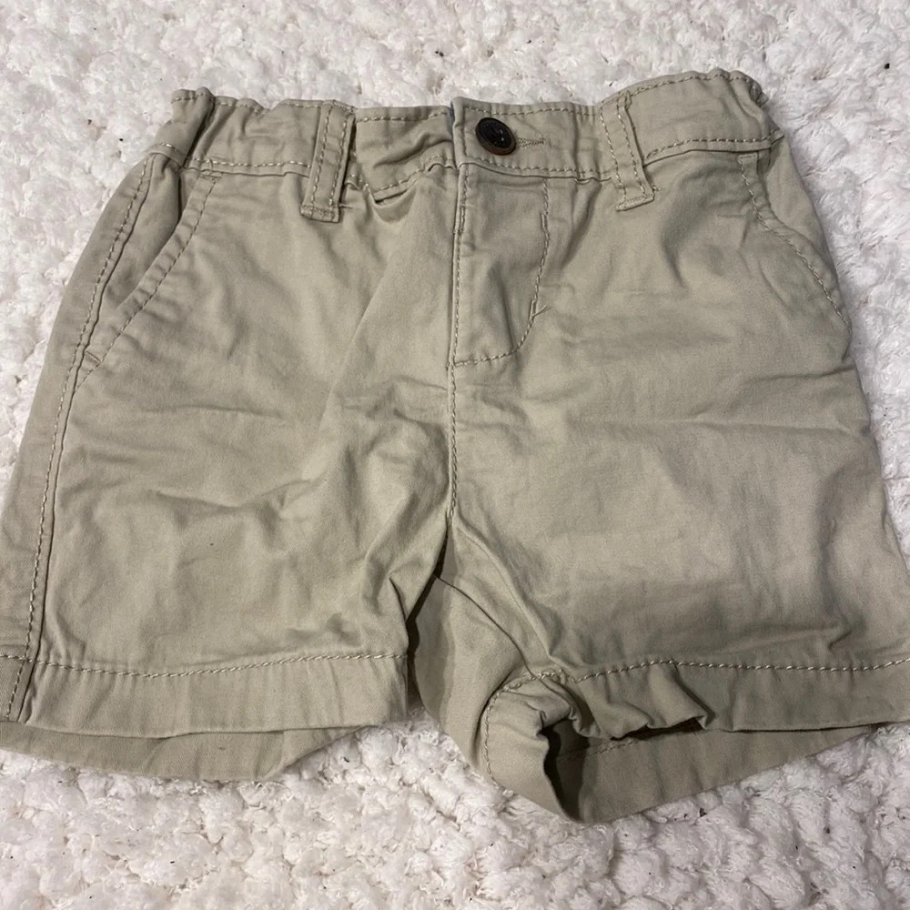 T baby boys OshKosh Bgosh. solid beige shorts size 18 mos